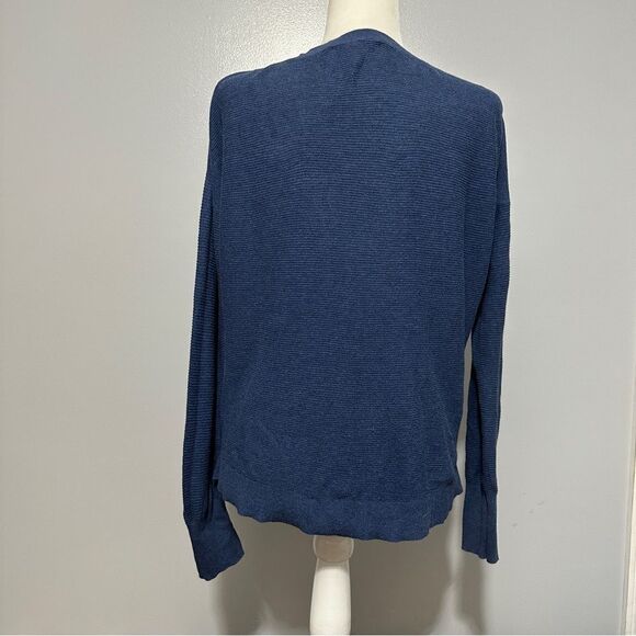 Victoria’s Secret blue long sleeve top with side slits size M - Picture 3 of 5